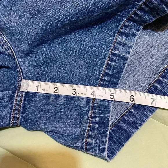 Calvin Klein Woman’s Denim Shorts in Size 6. - Picture 9 of 9